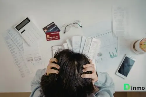 Pessoa estressada com finanças desorganizadas - problema resolvido pelo Dinmo